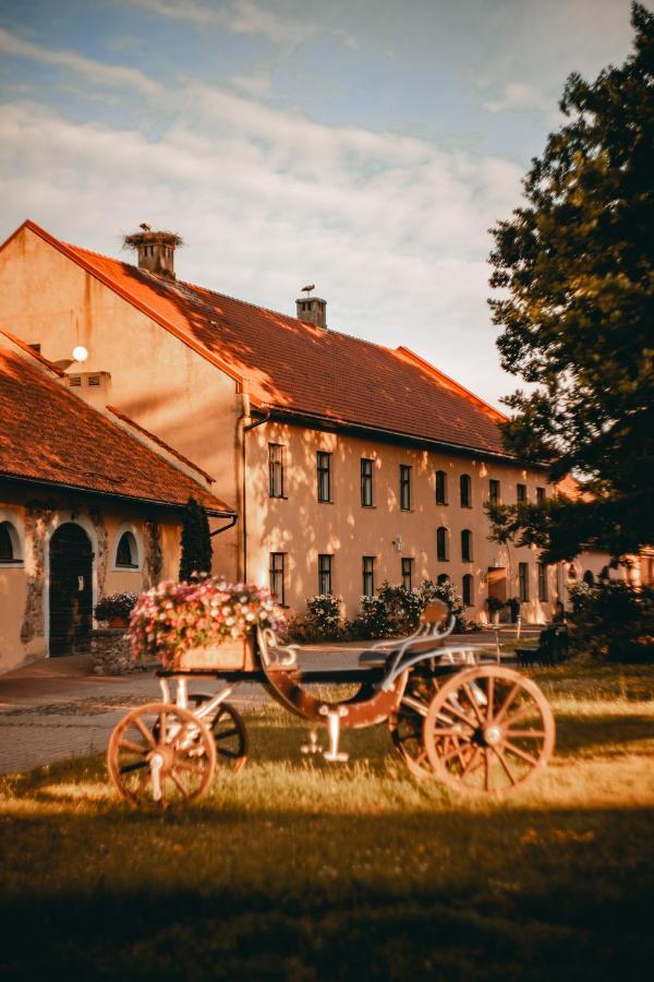 Slokenbekas Muiza Hotel Milzkalne Exterior photo